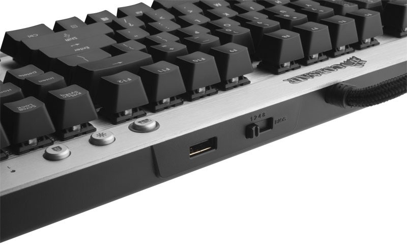 Corsair Vengeance K70 - игровая механическая клавиатура с оригинальной подсветкой